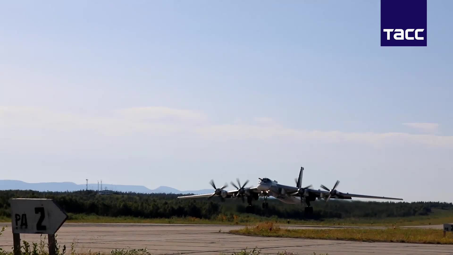 Два Ту-95МС выполнили полет над нейтральными водами Баренцева и Норвежского морей, сообщили в МО РФ